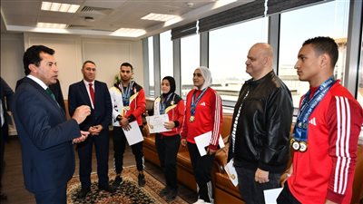 أشرف صبحي يستقبل أبطال المشروع القومي للموهبة بعد إنجاز بطولة أفريقيا لرفع الأثقال (صور)