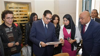 رئيس جامعة القاهرة يتفقد سير العملية الانتخابية بالكليات ويحث الطلاب على المشاركة