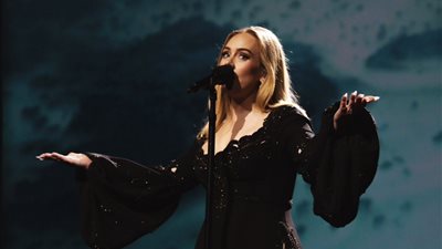 أديل تودع معجبيها في الليلة الأخيرة من حفلاتها في لاس فيجاس (فيديو)