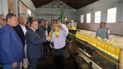 محافظ أسيوط يتفقد سير العمل بمصنع شركة النيل للزيوت والمنظفات (صور)