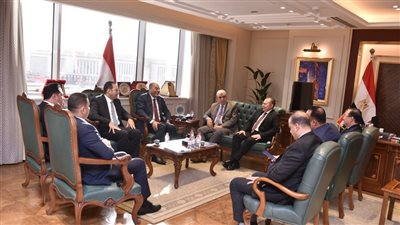 وزير العمل يبحث دعم خطط 