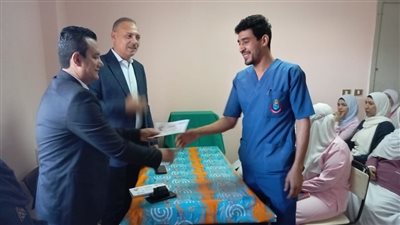 تسليم مكافآت مالية لأطباء وتمريض مستشفى الغنايم بأسيوط 