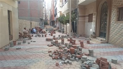 تركيب بلاط الإنترلوك بالشوارع الفرعية بمدينة القوصية في أسيوط
