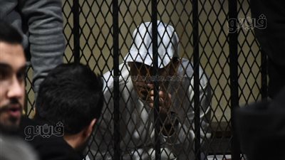 المطرب سعد الصغير يتحدث مع أبنائه من خلف القضبان (صور)