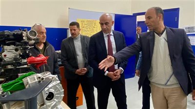 وزير التعليم يزور مدرسة 