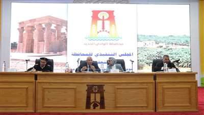 محافظ الوادي الجديد يوجه بسحب جميع الأراضي الفضاء غير المستغلة التابعة للجهات الحكومية