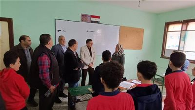 مدير تعليم بولاق الدكرور يتفقد الفصول الدراسية للاطلاع على الكثافات الطلابية (صور)