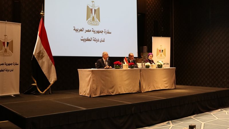 وزير الخارجية مع