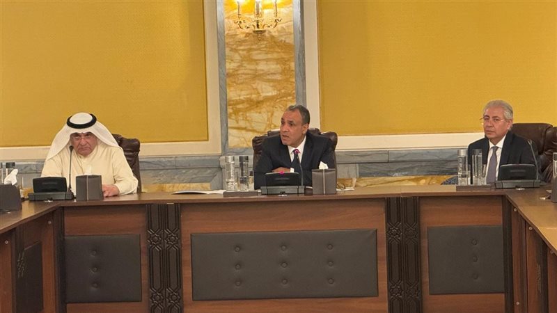 وزير الخارجية مع