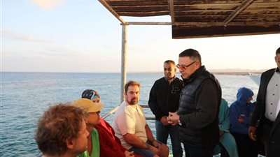 محافظ البحر الأحمر يطمئن على الناجين من حادث غرق يخت 
