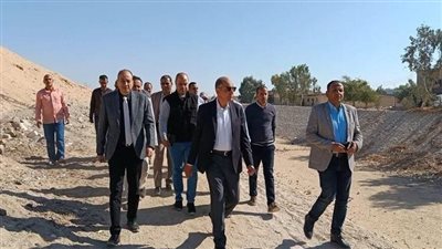محافظ المنيا يوجه بتكثيف تطهير مخرات السيول