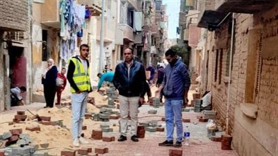 رئيس مدينة منيا القمح يتابع أعمال الرصف وتركيب الإنترلوك