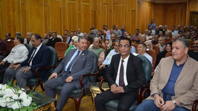 رئيس مجلس إدارة مصنع إنتاج وإصلاح المدرعات يعقد اجتماعًا لعدد من العاملين (صور) 