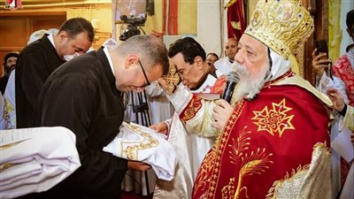 الأنبا ديمتريوس يرسم 3 كهنة جدد في إيبارشية ملوي