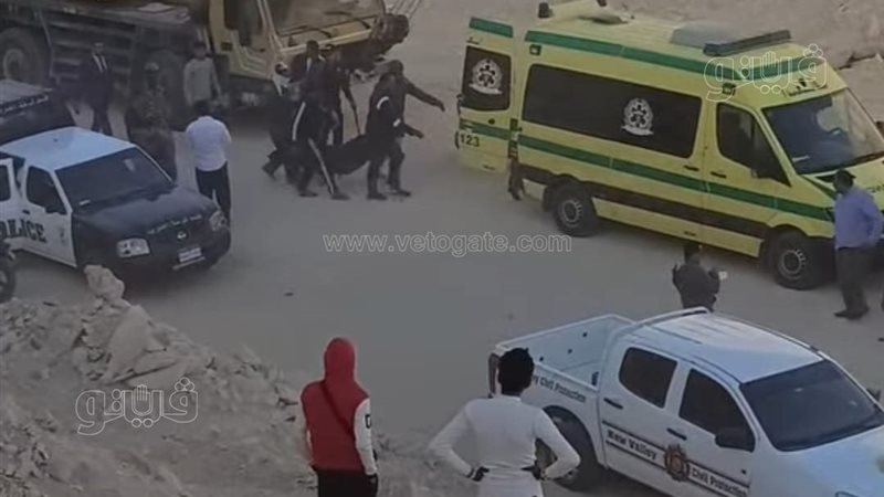 إنتشال جثة أحد الضحايا،