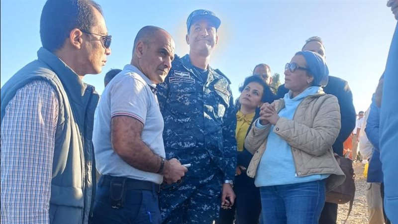 وزيرة البيئة في البحر