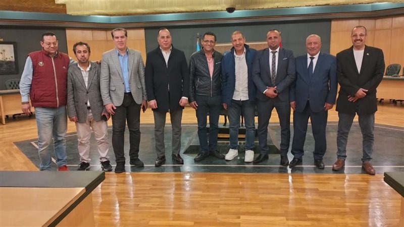 عادل محفوظ مع نقيب