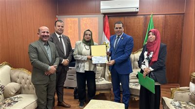 وكيل التعليم بالدقهلية يكرم مديرة مكتبة المنصورة العامة