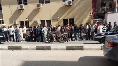 تزاحم على كراسات شقق الإسكان الاجتماعي بمكاتب البريد في سوهاج (فيديو صور) 