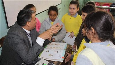 مدير تعليم الجيزة يشدد على وضع العلم والقسم الوطني داخل الفصول (صور)