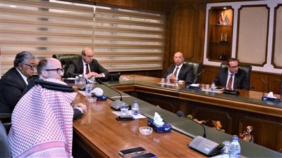 الحفني يناقش تحديات الغرف السياحية وشركات الطيران