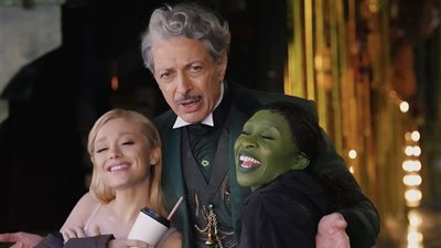  أريانا جراندي تشاهد فيلم Wicked مع جدتها بالسينما (صور)