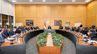 وزير الإسكان يتابع مع الشركات العاملة بمشروعات 