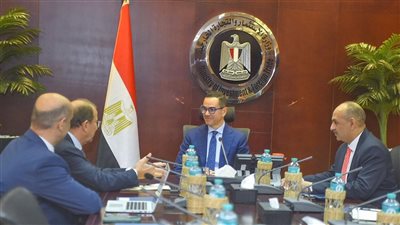 وزير الاستثمار يستعرض مع رئيس شركة Coficab التونسية العالمية آخر تطورات إنشاء مصنعها في مصر