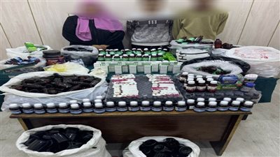 ضبط ربة منزل ونجليها بتهمة تصنيع أدوية مغشوشة بالمعصرة 