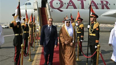 رئيس الوزراء يستقبل نظيره القطري بمطار القاهرة الدولي