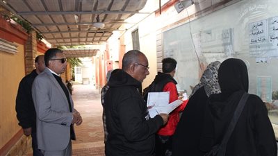 مدير تعليم الجيزة يحيل مسؤولًا إلى التحقيق بسبب إهماله وسوء سلوكه مع الجمهور (صور)