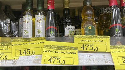 زيت الزيتون.. مفيد لصحة القلب والجهاز الهضمي ومضاد للالتهاب.. وسعره يتجاوز الألف جنيه للتر (صور) 