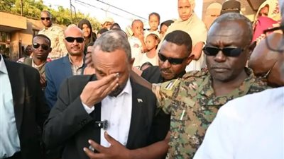  وزير سوداني يبكي أثناء زيارته لمركز إيواء نازحين بالخرطوم
