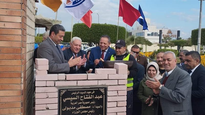 محافظ دمياط يضع حجر
