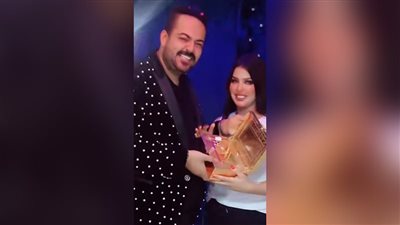 زوجة المطرب إسماعيل الليثي تصالحه بـ أيفون بعد وفاة نجله بأيام