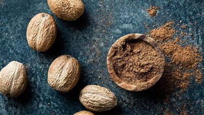 فوائد جوزة الطيب، يعالج الأرق ويساعد على الاسترخاء