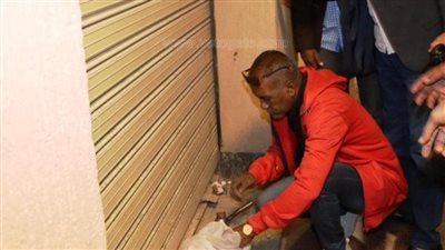 استولى عليهم خارجون عن القانون.. غلق 51 محلا بمول السيل فى أسوان