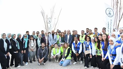 المشاركون في مهرجان الفيوم السينمائي ينظمون حملة لتنظيف شاطئ بحيرة قارون (صور) 