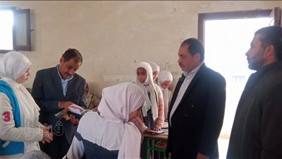 مدير تعليم إهناسيا ببني سويف يتابع التقييمات مع دفاتر درجات المعلمين 