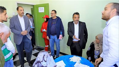 محافظ سوهاج يتفقد فعاليات قافلة جامعة عين شمس بمستشفى الهلال الأحمر 