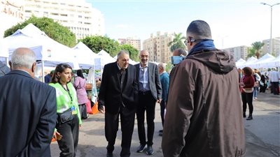  رئيس غرفة الإسكندرية يتفقد سوق المزارعين للاطمئنان على سير العمل