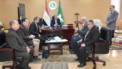 محافظ الشرقية يناقش مطالب العاملين بشركة مصر إيران للغزل والنسيج 