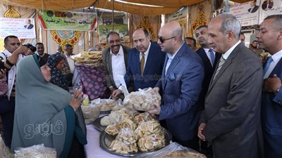 محافظ بني سويف يطمئن من المواطنين على أسعار سلع سوق اليوم الواحد (صور) 