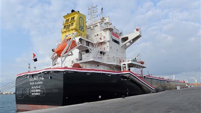 رئيس الوزراء يشهد رفع العلم المصري على السفينة 