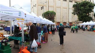 إقبال كبير من أهالى الإسكندرية على سوق المزارعين لليوم الواحد (صور)