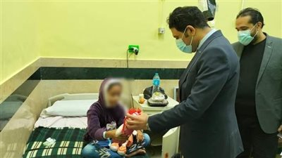 نائب محافظ سوهاج يقدم الهدايا والألعاب للأطفال خلال زيارته لمعهد الأورام