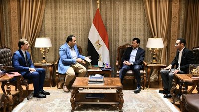 أشرف صبحي يكرم شابا مصريا بعد حصوله على جائزة أفضل مخترع على مستوى العالم