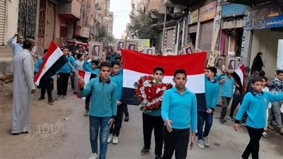 طلبة يقدمون لمسة وفاء بعمل تشريفة أثناء تشييع جنازة معلمهم بالغربية (صور)