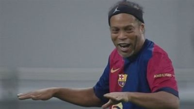 شاهد، رونالدينيو يسجل هدفا رائعا في مباراة أساطير برشلونة وريال مدريد