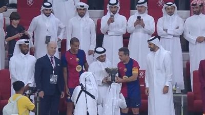 لحظة تتويج أساطير برشلونة باللقب عقب فوزهم على ريال مدريد (فيديو)